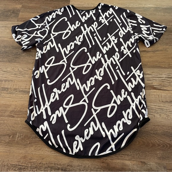 CAKE She Hits Different signature tee L - Picture 3 of 8